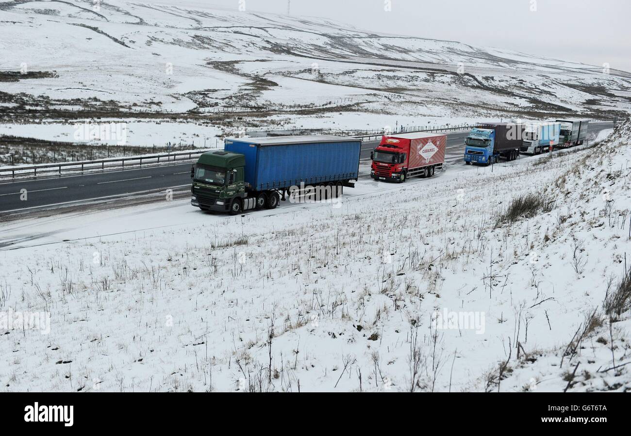 LKW bereiten sich auf die A66 vor, nachdem sie letzte Nacht wegen starken Schnees und Eises für einige Zeit geschlossen war, weitere Schneefälle werden in ganz Großbritannien prognostiziert. Stockfoto