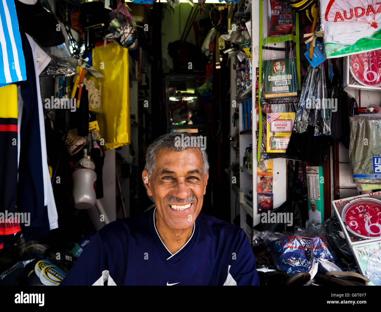 Ein Mann verkauft seine waren in Medellin, Kolumbien Stockfoto