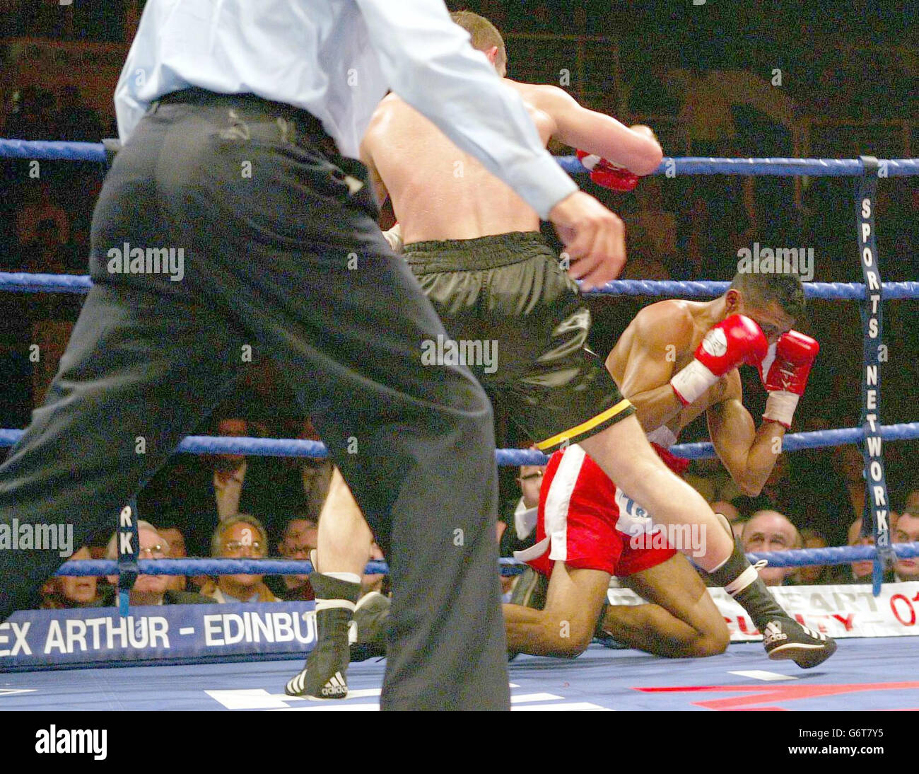 Scotland's Scott Harrison (teilweise verdeckt von Ref) auf seinem Weg zu seinem fünften Sieg gegen Columbia's Walter Estrada in ihrem WBO Featherweight World Championship Kampf in der Brahead Arena, Glasgow. Stockfoto