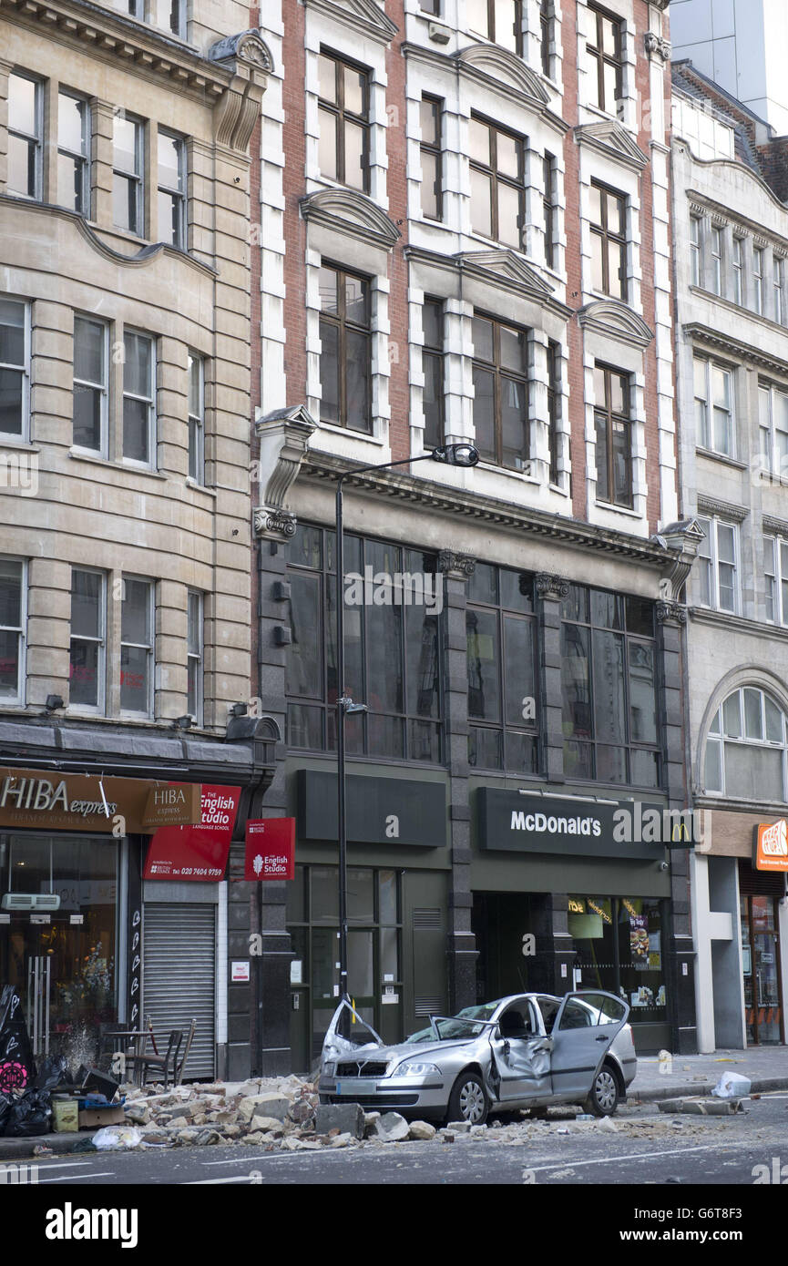 BITTE BEACHTEN Sie: RÜCKÜBERTRAGUNG - IM LICHTE NEUER INFORMATIONEN UND AUF ANTRAG DER METROPOLITAN POLICE WURDE DAS NUMMERNSCHILD VON DER PRESSE VERPIXELT ASSOCIATION BILDSCHALTER die Szene in Kingsway gegenüber Holborn U-Bahn-Station im Zentrum von London, Nachdem eine Frau getötet wurde, nachdem große Teile des Mauerwerks vom Gebäude über dem Restaurant Hiba auf ein Skoda Octavia-Fahrzeug gefallen waren, war sie gestern um 23.05Uhr dabei. Stockfoto