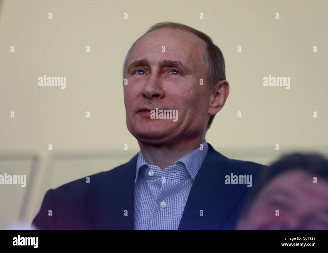 Der russische Präsident Wladimir Putin beobachtet, wie die USA während ihres Vorrundenspiels im Bolschoj-Eisdom während der Olympischen Spiele 2014 in Sotschi, Russland, Russland, Russland, Russland spielen. Stockfoto