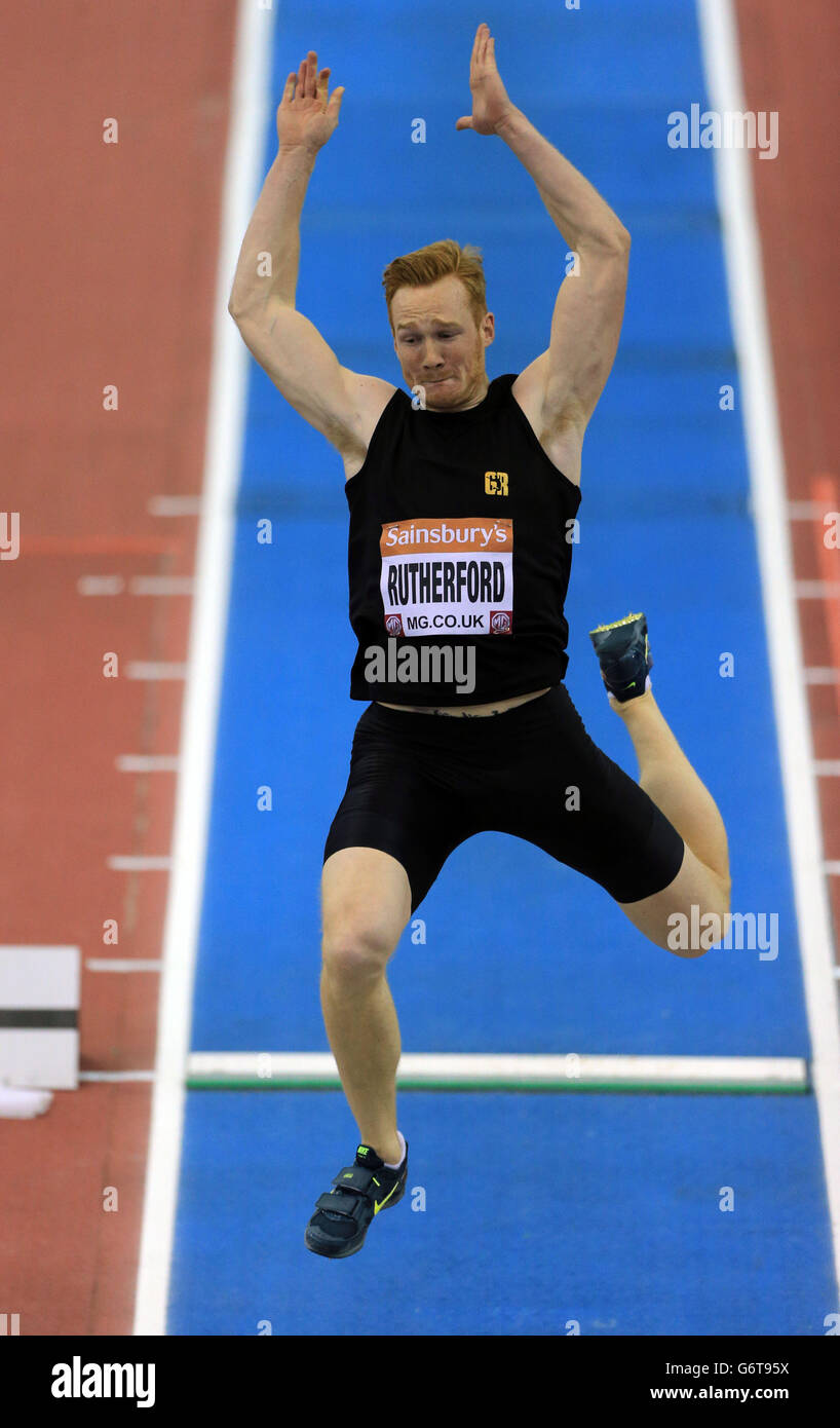 Der Großbritanniens Greg Rutherford beim Long Jump während des British Athletics Indoor Grand Prix in der National Indoor Arena, Birmingham. Stockfoto