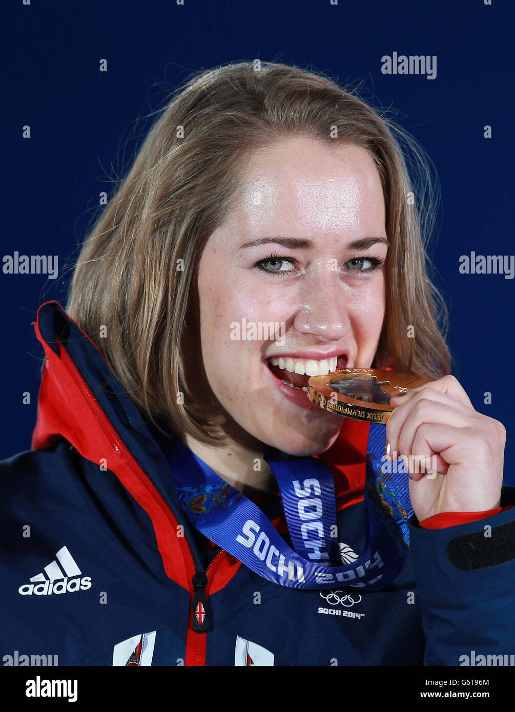 Großbritanniens Lizzy Yarnold mit ihrer Goldmedaille gewann sie im Frauenskelett, während der Medaillenzeremonie auf der Medals Plaza, bei den Olympischen Spielen 2014 in Sotschi, Russland. Stockfoto