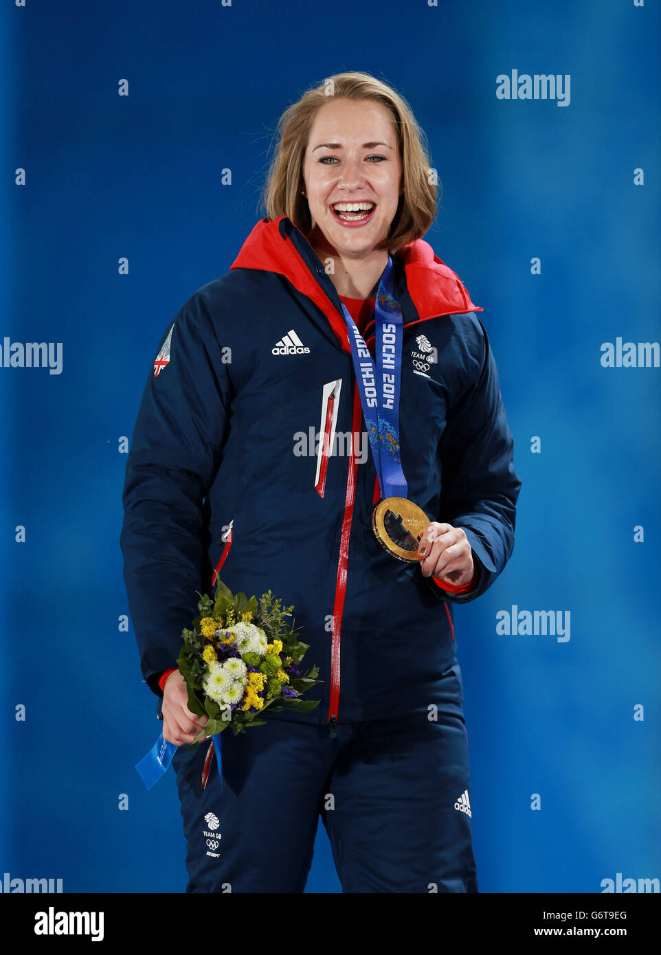 Die britische Lizzy Yarnold erhielt ihre Goldmedaille für das Frauenskelett während der Medaillenzeremonie auf der Medals Plaza bei den Olympischen Spielen 2014 in Sotschi, Russland. Stockfoto