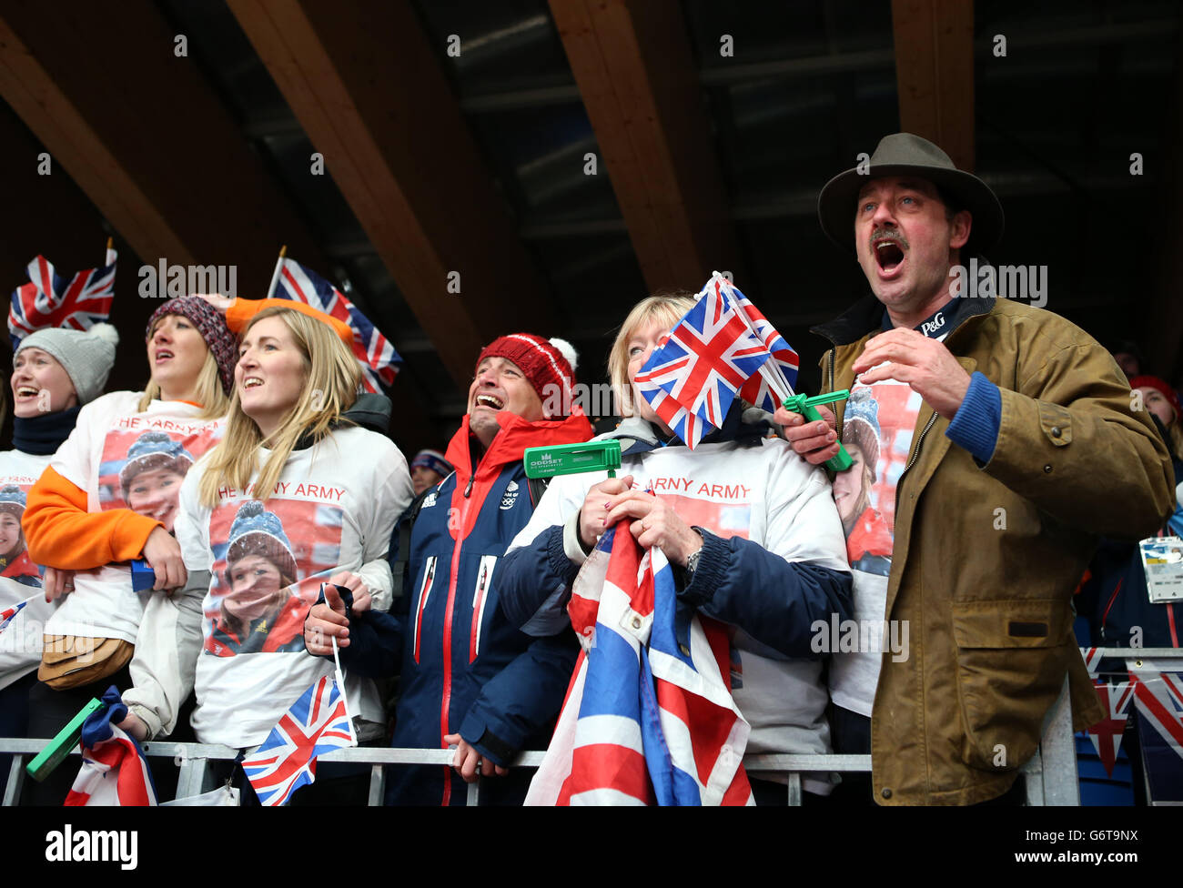 Die Familie der britischen Lizzy Yarnold (von links nach rechts)-Schwestern Katie und Charlotte, Mutter Judith und Vater Clive feiern, nachdem sie während der Olympischen Spiele 2014 in Sotschi im russischen Krasnaja Poljana im Women's Skeleton im Sanki Sliding Center Gold gewonnen hatte. DRÜCKEN SIE VERBANDSFOTO. Bilddatum: Freitag, 14. Februar 2014. Siehe PA Geschichte OLYMPICS Skeleton. Bildnachweis sollte lauten: Andrew Milligan/PA Wire. EINSCHRÄNKUNGEN: Nur für Nachrichtendienste. Nur für redaktionelle Zwecke. Keine Videoemulation. Stockfoto