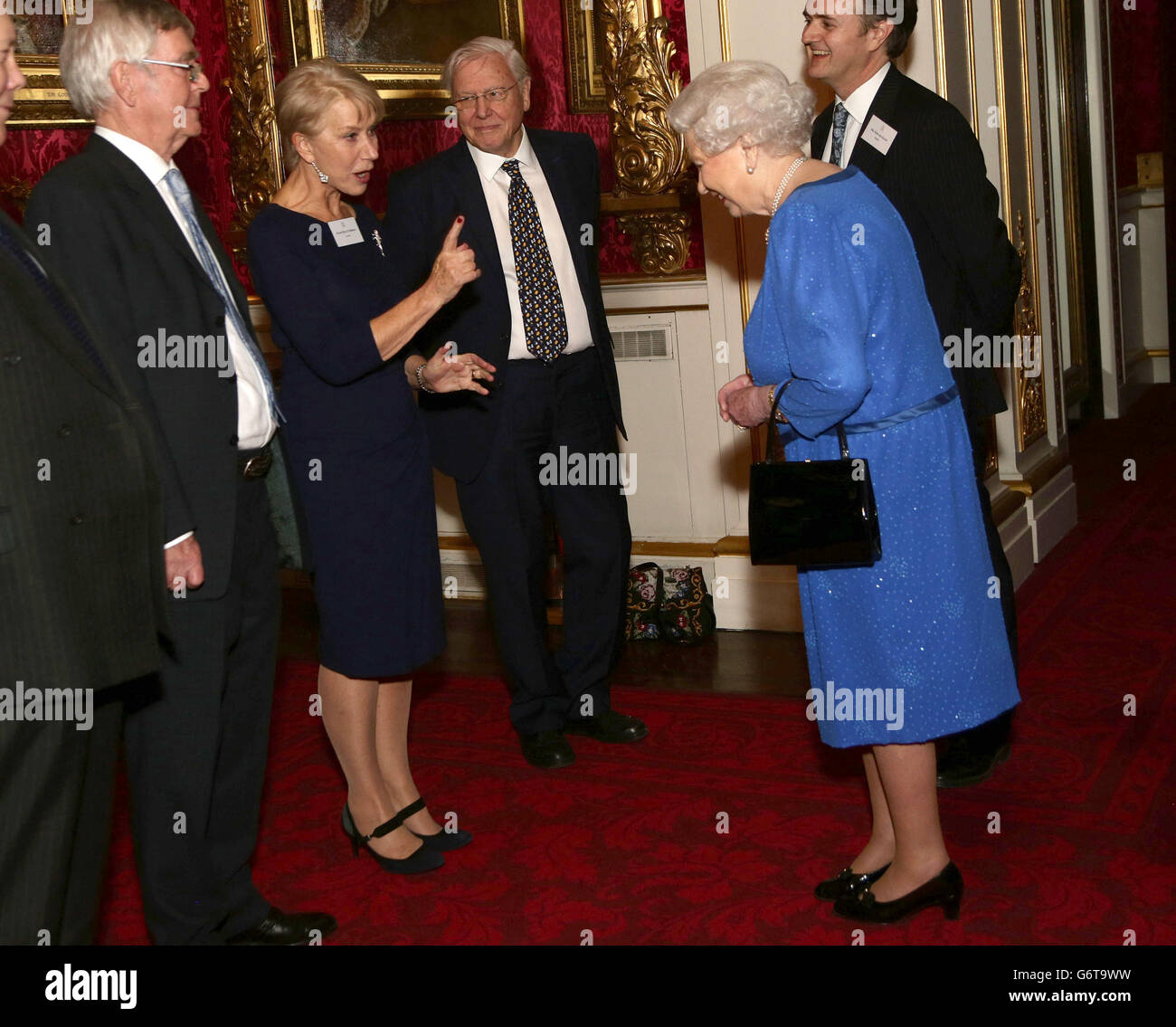 Königin Elizabeth II. (Rechts) trifft Dame Helen Mirren, wie Sir David Attenborough (dritte links) bei einem Empfang für die Dramatic Arts im Buckingham Palace, London, sieht. Stockfoto