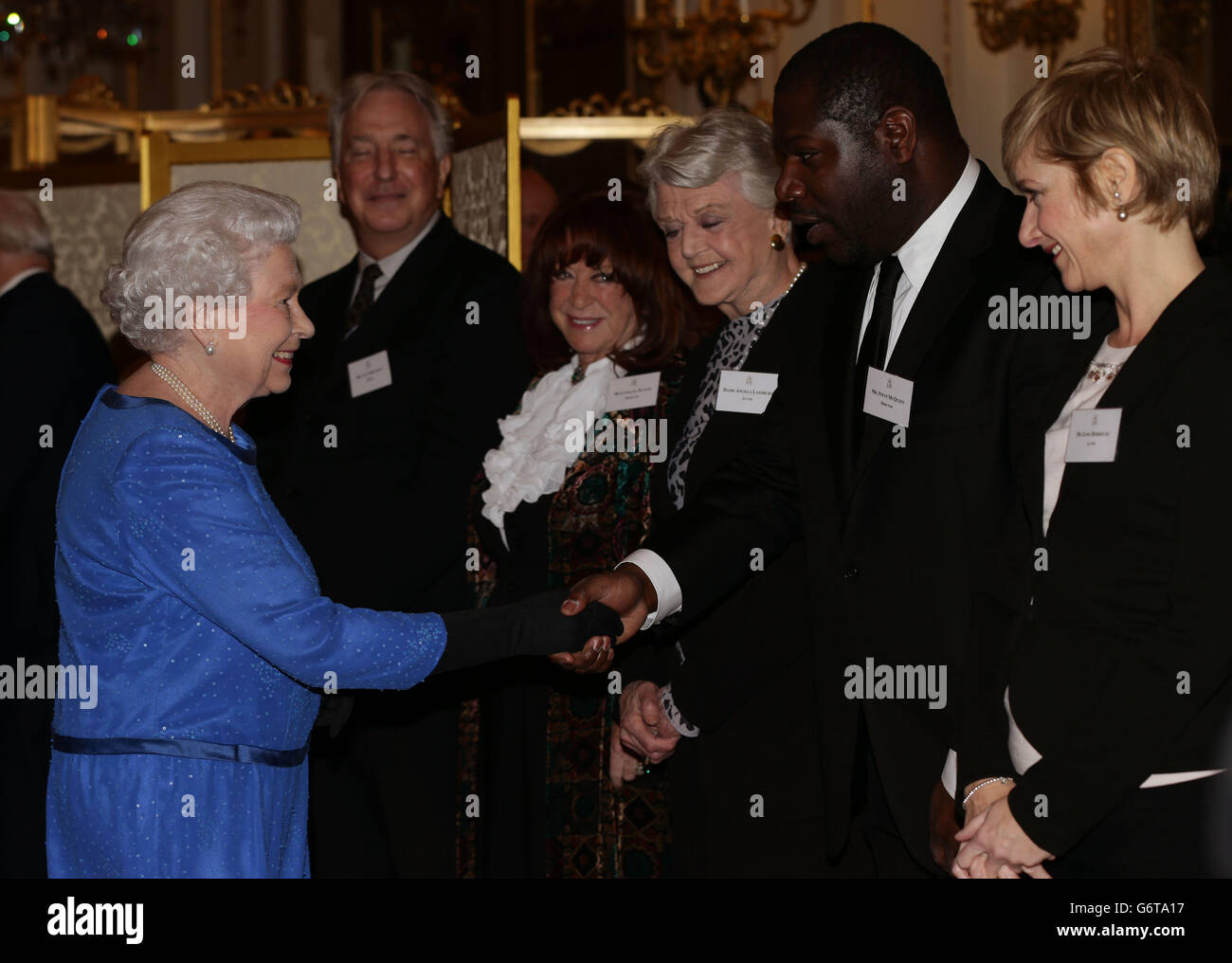 Queen Elizabeth II trifft Gäste, darunter Steve McQueen und Jane Horrocks, während eines Empfangs für die Dramatic Arts im Buckingham Palace, London. Stockfoto