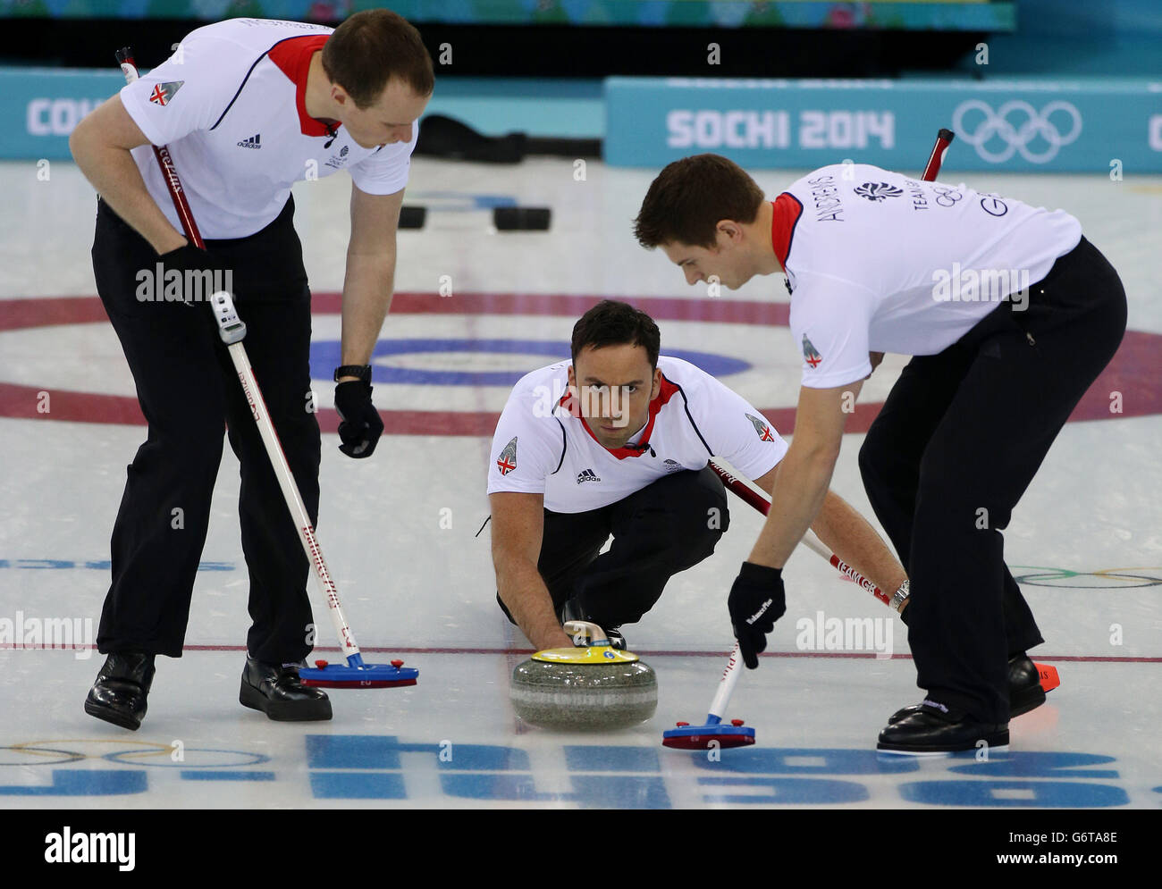 Der britische skip David Murdoch (Mitte) wirft den letzten Stein auf dem Weg zum Sieg über Norwegen im Eiswürfel-Curling-Zentrum während der Olympischen Spiele in Sotschi 2014 in Sotschi, Russland. Stockfoto