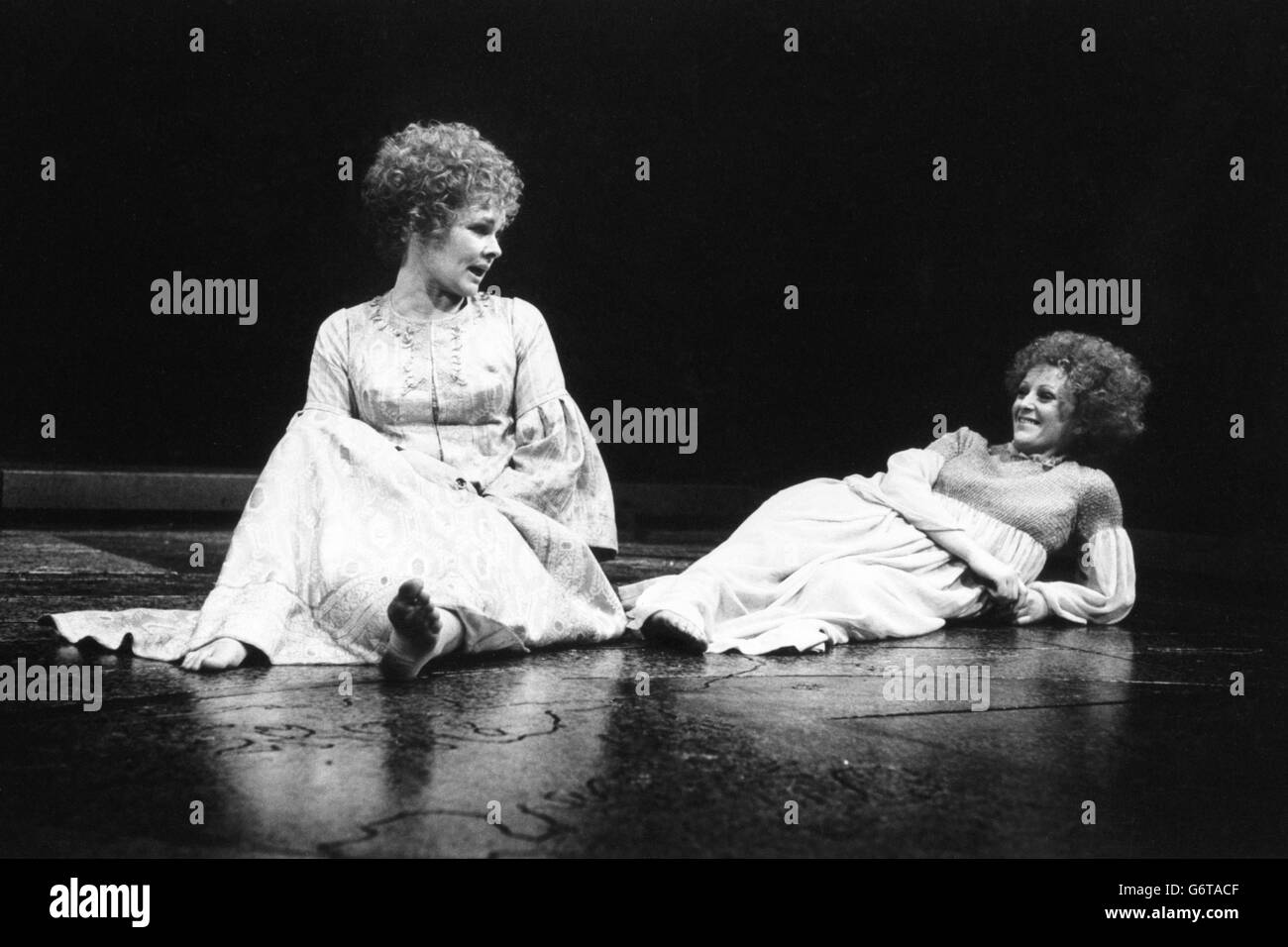 Judi Dench (links) und Polly James als Portia und Nerissa im Kaufmann von Venedig. Stockfoto