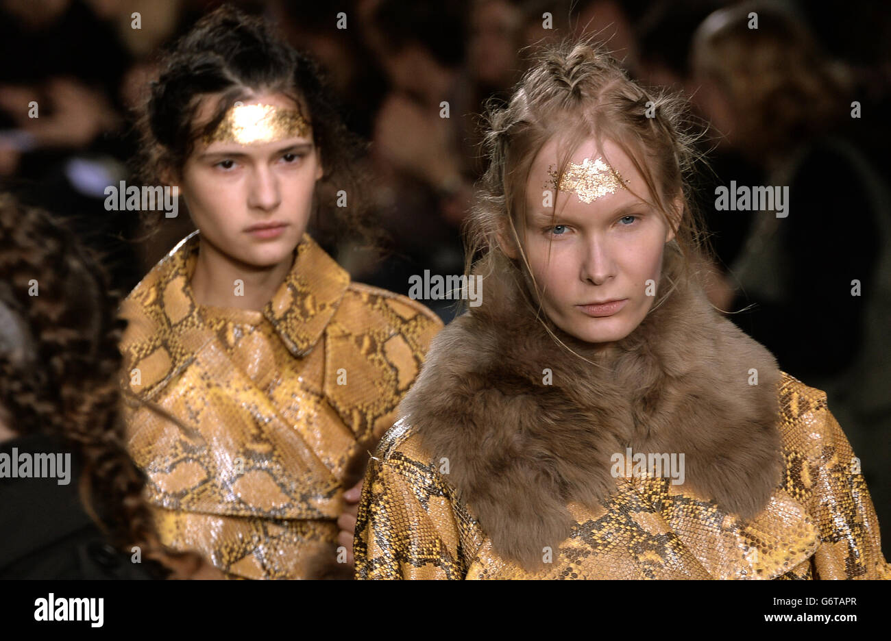 Simone Rocha Catwalk - London Fashion Week 2014. Models erscheinen auf dem Laufsteg während der Simone Rocha Herbst/Winter 2014 Show in der Tate Modern, London. Stockfoto