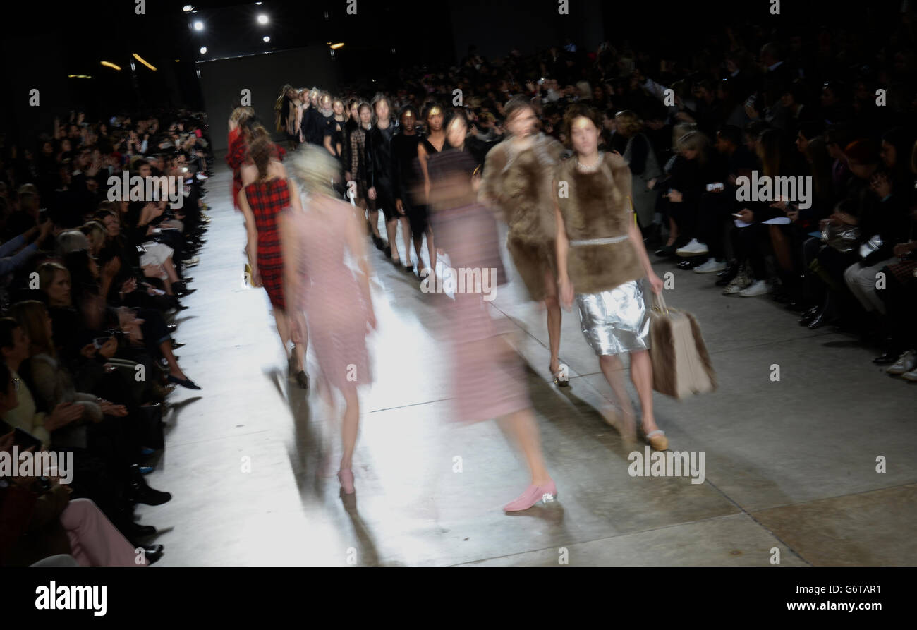 Models erscheinen auf dem Laufsteg während der Simone Rocha Herbst/Winter 2014 Show in der Tate Modern, London. Stockfoto