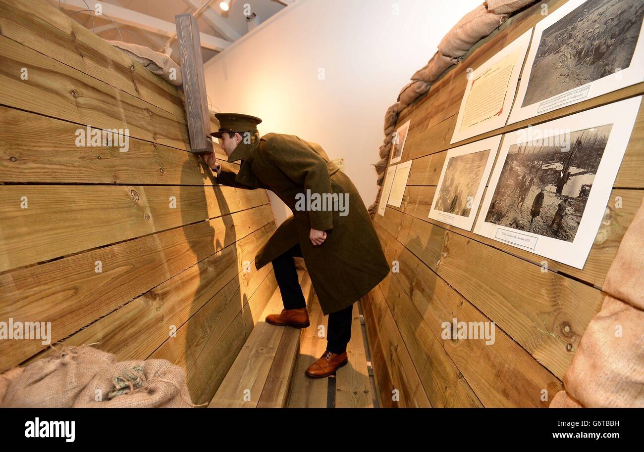 Ein Modell trägt Periode Kostüm schaut durch ein Periskop in einer vollständigen Nachbildung eines WWI Graben während einer Vorschau für die WW1 Ausstellung "A Great Estate at war - Land, Sea and Air" im Blenheim Palace in Oxfordshire. Stockfoto