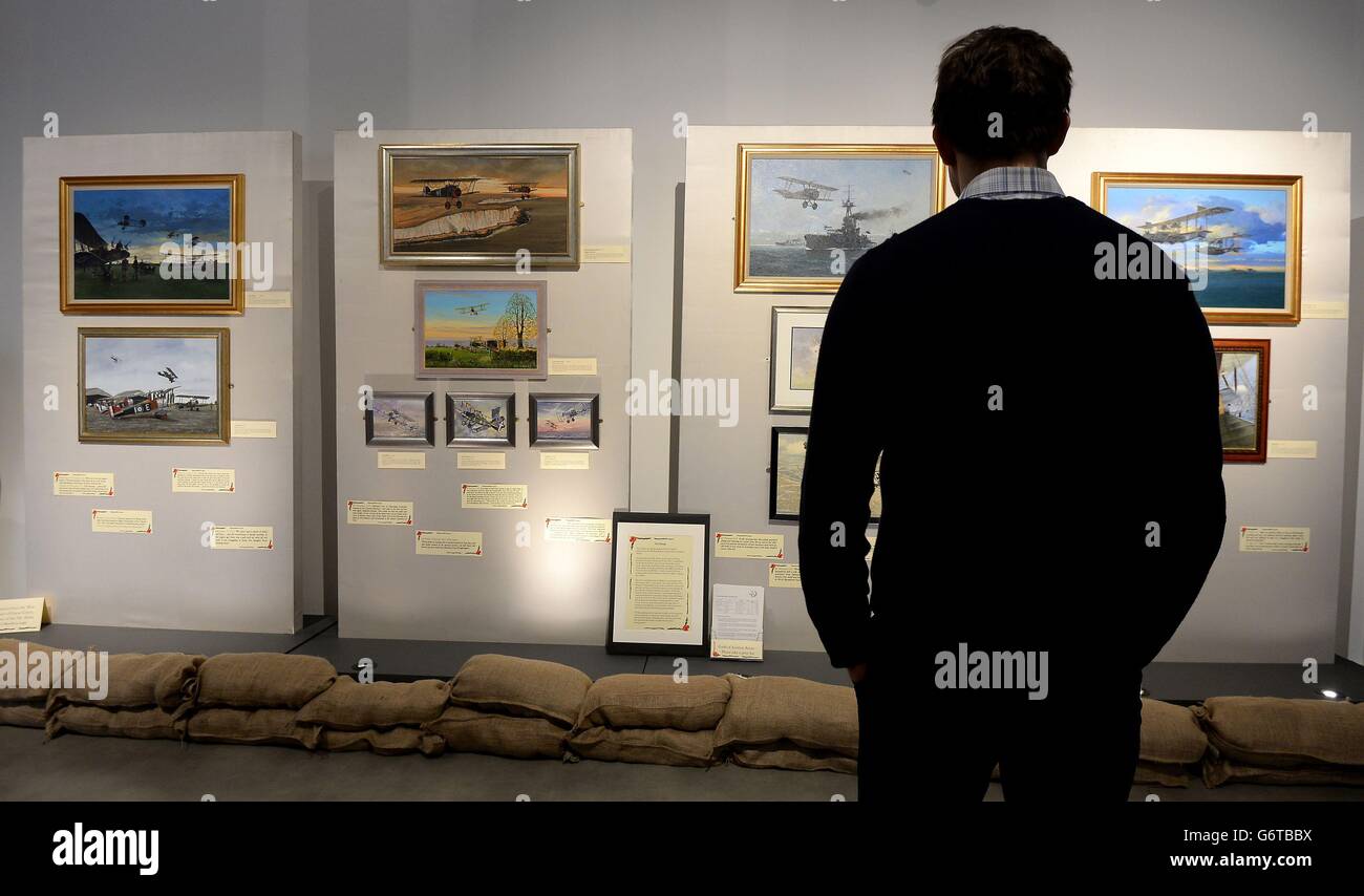 Jonathan Prince, der im Blenheim Palace in Oxfordshire zu sehen ist, betrachtet Gemälde von Flugzeugen aus dem 1. Weltkrieg während einer Vorschau auf die Ausstellung „A Great Estate at war - Land, Sea and Air“ im Blenheim Palace in Oxfordshire. Stockfoto