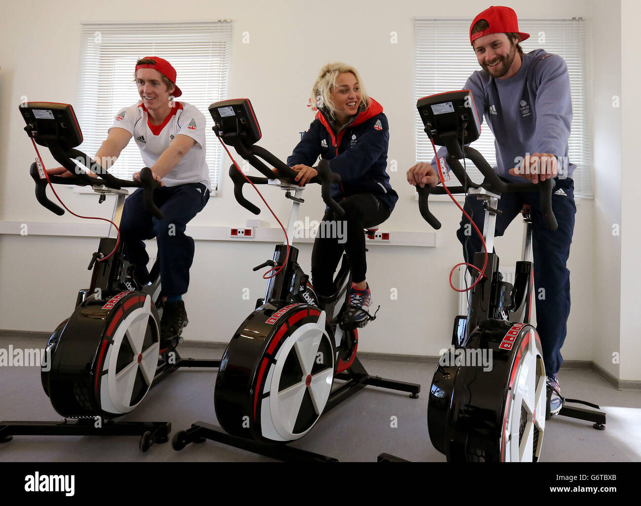 Die britischen Athleten (links-rechts) Ben Kilner, Aimee Fuller und Billy Morgan auf Heimtrainern im Athletes Village. Stockfoto