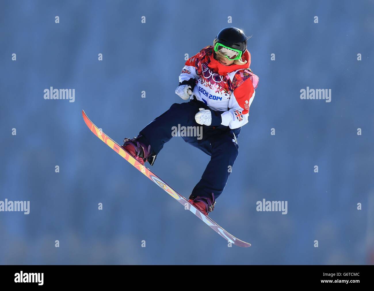 Die britische Jenny Jones beim Snowboard Women's Slopestyle Qualifying Heat 1 während der Olympischen Spiele 2014 in Sotschi in Krasnaya Polyana, Russland. Stockfoto