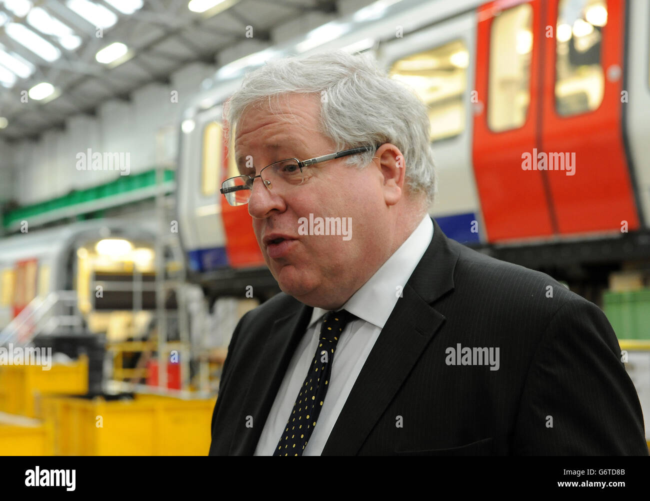 Verkehrsminister Patrick McLoughlin besucht das Bombardier-Werk in Derby, nachdem der Eisenbahnhersteller den Auftrag zur Bereitstellung von Zügen für das Londoner Crossrail-Projekt gewonnen hatte. Stockfoto
