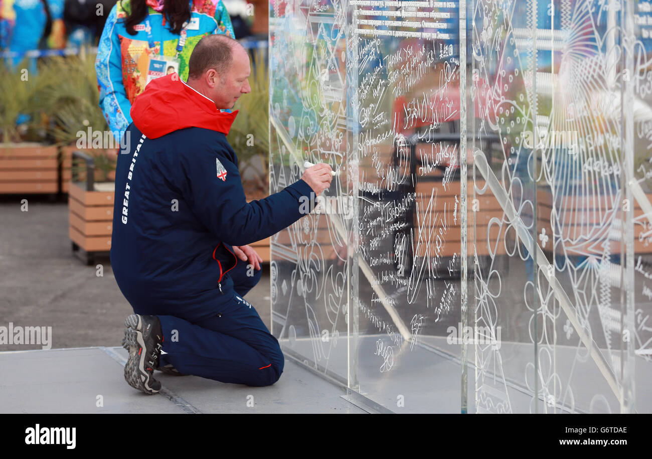 Olympische Winterspiele in Sotschi - Aktivitäten vor den Spielen - Donnerstag. Team GB Chef de Mission Mike Hay unterschreibt im Namen der Athleten die Willkommenswand. Stockfoto