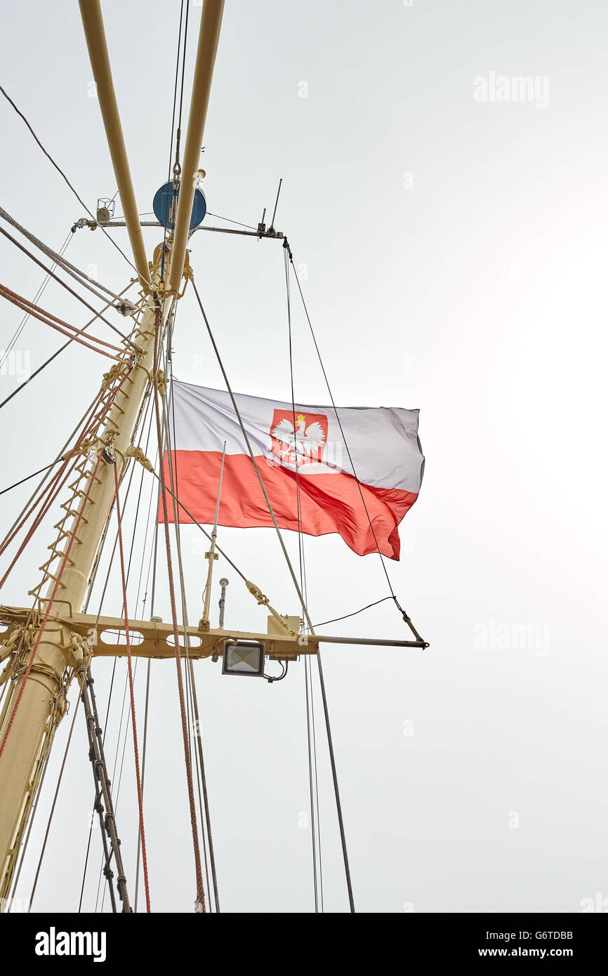 Polnische Flagge auf einem Segelboot Schiff Fahnenmast. Stockfoto