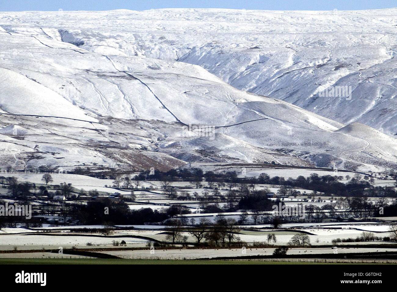 Der verschneite Blick über Penrith in Cumbria, da Großbritannien heute für mehr Schneeschauer und bittere Winde vorbereitet war, da das kalte Wetter seinen eisigen Griff auf das Land behielt. Viele Menschen wachten auch auf zwischen 3cm und 10cm Schnee in Schottland und 2cm bis 3cm anderswo im Land, als der Schneefall in der letzten Nacht sesshaft wurde. Stockfoto
