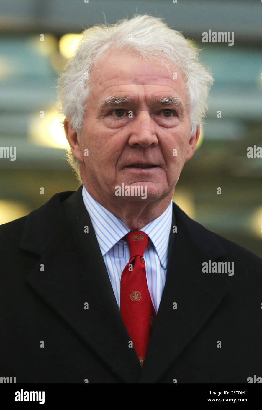 Sean Fitzpatrick, der ehemalige Vorsitzende und ehemalige Chef der Anglo Irish Bank, verlässt den Circuit Criminal Court in Dublin während des Betrugs-Prozesses gegen ehemalige Führungskräfte der Anglo Irish Bank. DRÜCKEN Sie VERBANDSFOTO. Bilddatum: Donnerstag, 6. Februar 2014. Siehe PA Geschichte IRISH Anglo. Bildnachweis sollte lauten: Niall Carson/PA Wire Stockfoto