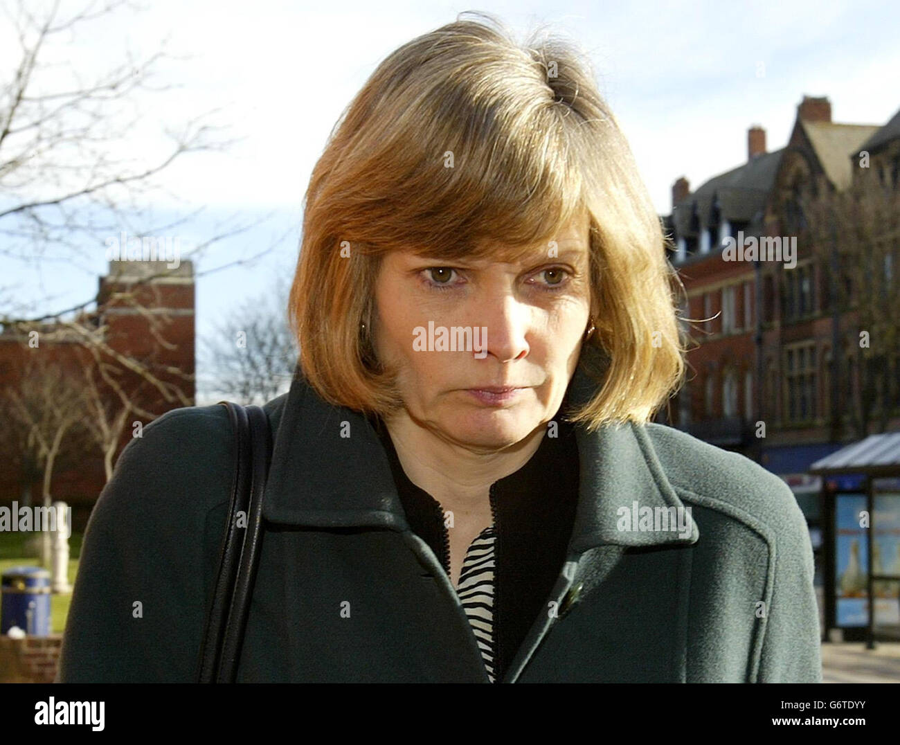 Gillian Beckingham, 45, ein Design Services Manager beim Barrow Borough Council in Cumbria, trifft beim Amtsgericht Barrow-in-Furness ein, das wegen sieben Anklagepunkten wegen Totschlags nach einem Ausbruch der Legionärskrankheit angeklagt ist. Frau Beckingham wurde am 10. Februar wegen Verstoßes gegen die Gesundheits- und Sicherheitsvorschriften angeklagt. Im August 2002 starben sieben Menschen an der Krankheit, weitere 140 Menschen waren infiziert. Die Ermittler glaubten damals, dass der Ausbruch durch eine Klimaanlage im forum 28 Arts Center der Stadt verursacht wurde. Stockfoto