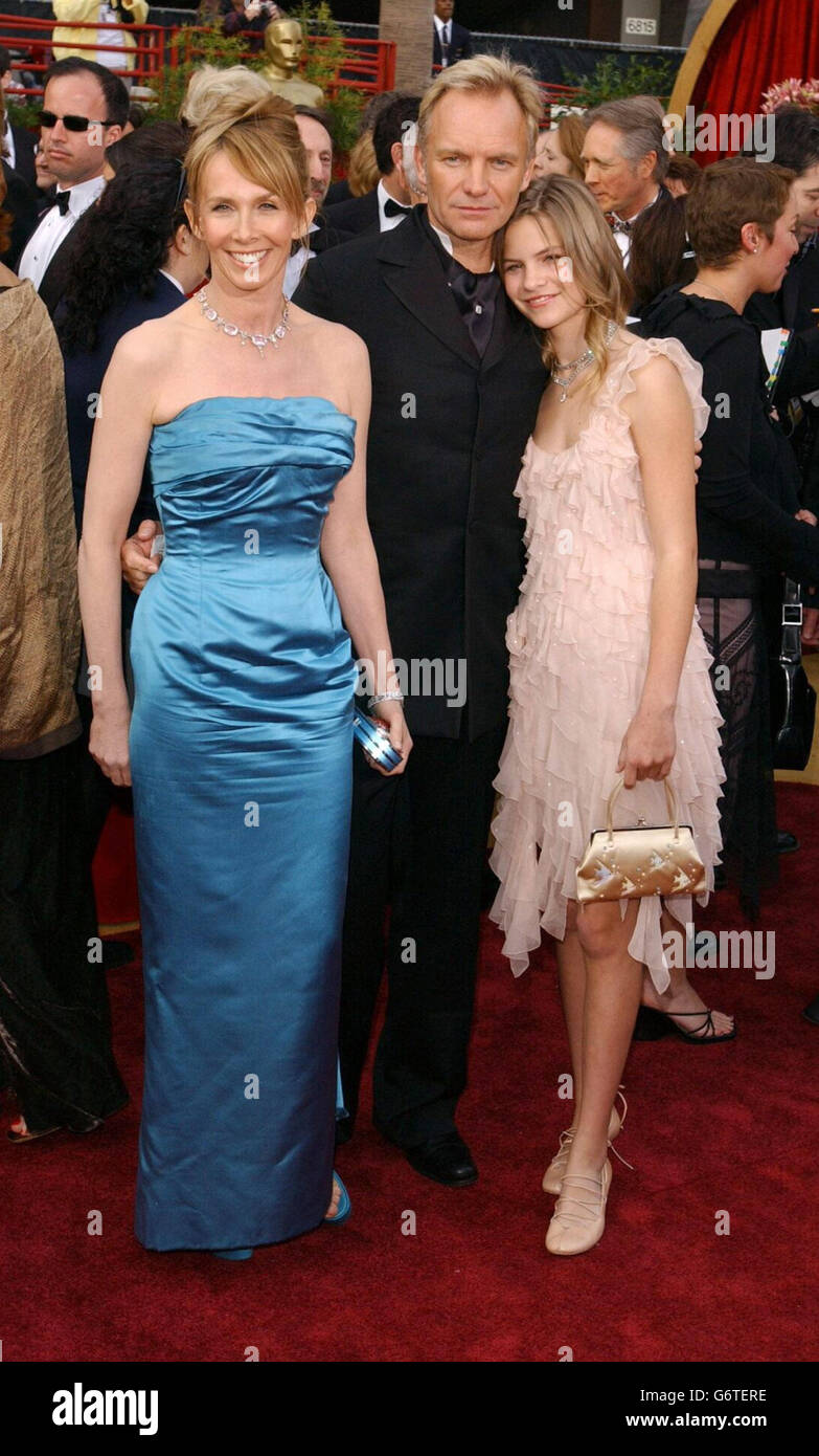 Sänger Sting kommt mit seiner Frau Tudie Styler und Tochter Coco zum 76. Academy Award ins Kodak Theater in Los Angeles. Sting trägt einen Chopard Diamond Cravat Pin und passende Manschettenknöpfe. Stockfoto