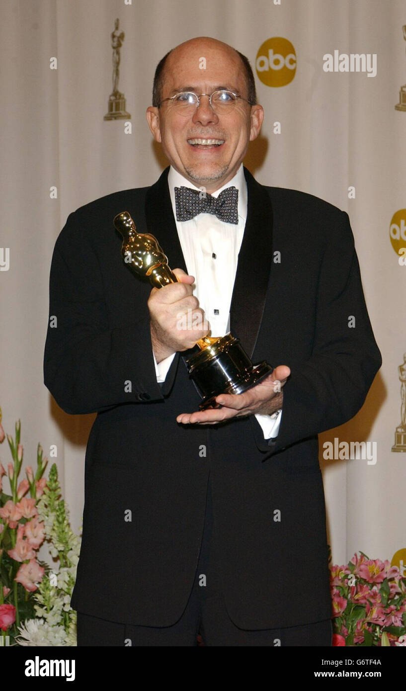 Richard King mit seinem Oscar für Tonbearbeitung für Master und Commander am Kodak Theater in Los Angeles während der 76. Academy Awards. Stockfoto