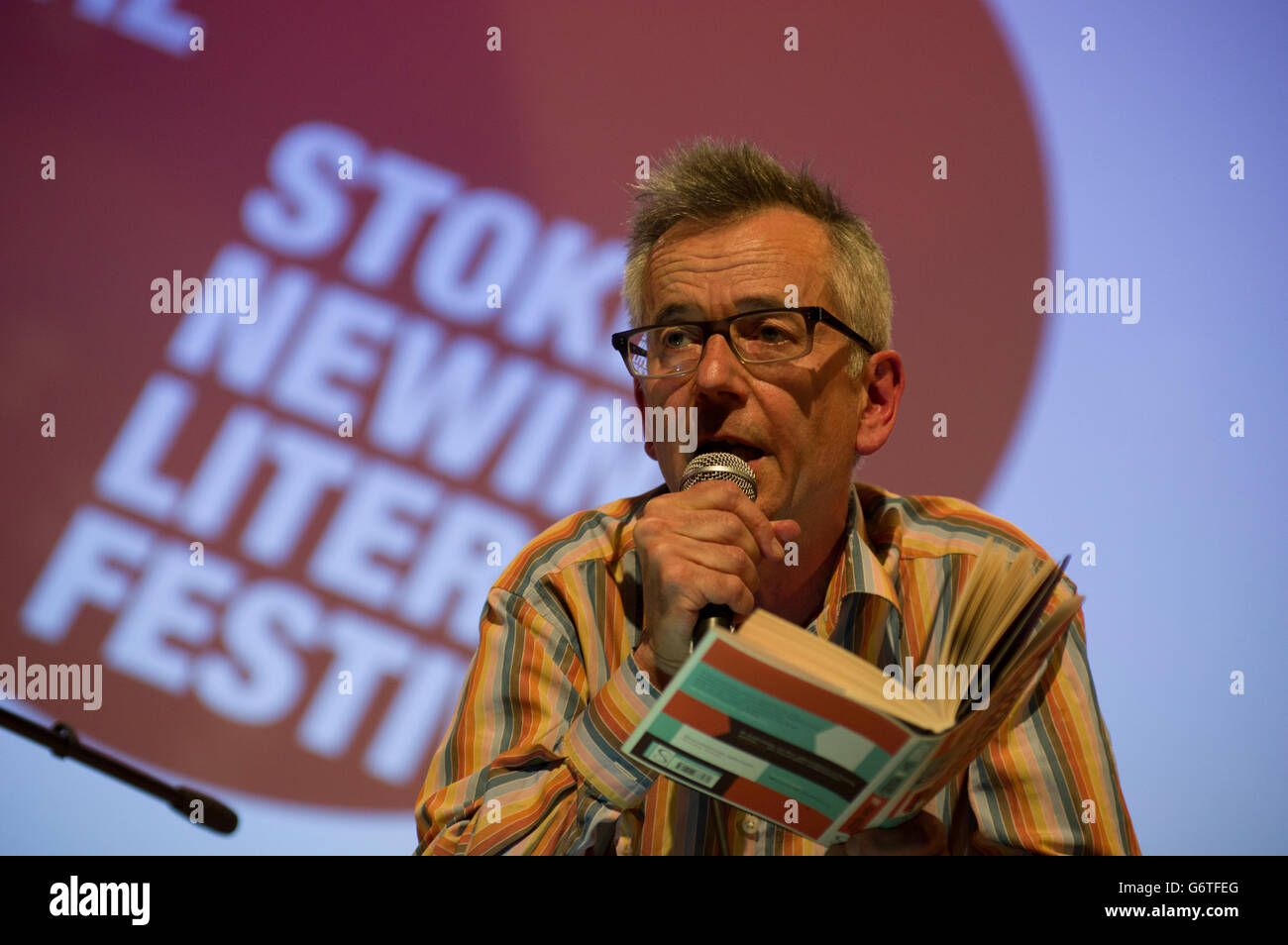 John Hegley lesen auf der Bühne bei den Stoke Newington literarische Festival 2016 Stockfoto