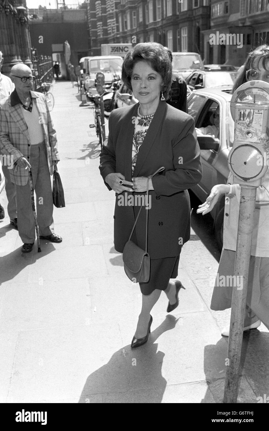 Unterhaltung - Shirley Temple Black - Harrods, London. Die Schauspielerin Shirley Temple Black auf dem Weg nach Harrods in London, wo sie Kopien ihrer Autobiographie unterschrieb. Stockfoto