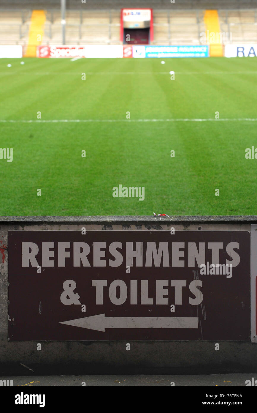 Toiletten Fußball Spiel - Mini Fußballplatz Fürs Badezimmer, Mit Schuss-Stock & Bällen - Lustiges Geschenk