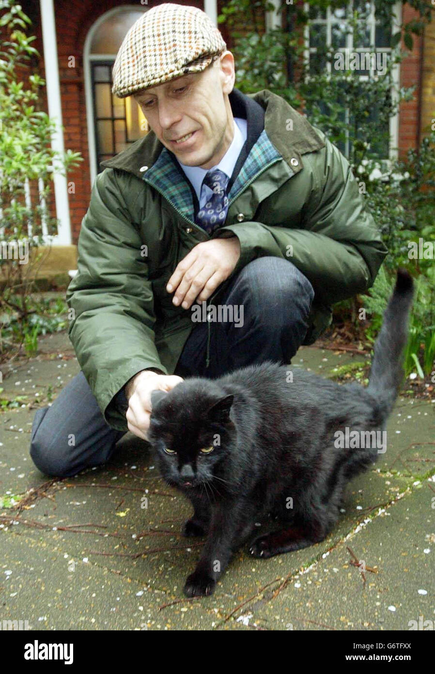 Ian Simpson und eine Katze namens Coco außerhalb des Grundstücks in Barnes im Südwesten Londons, für die die Cats Protection League beim Wandsworth County Court einen Befehl anfordert, ihn und drei weitere Katzen zu vertreiben. Er behauptet, er verweilte in dem viktorianischen Herrenhaus von 1 Million, um die Umbehausung der Katzen und den Verkauf des Hauses zu stoppen, das früher der verstorbenen Lady Follett gehörte, der Witwe des damaligen Science Museum Direktors Sir David Follett. Die Wohltätigkeitsorganisation sagt, dass er ohne Erlaubnis eingezogen ist und dass Lady Folletts Wunsch, das Katzenwohl in diesem Land zu fördern, am besten durch den Verkauf der gedient wird Stockfoto