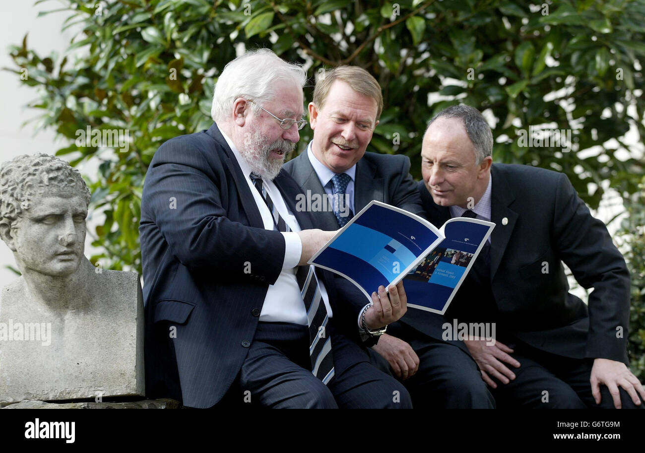 Von links nach rechts untersuchen William T. McCarter, Vorsitzender des Internationalen Fonds für Irland (IFI), seine Exzellenz Stewart Eldon, britischer Botschafter in Irland, und Dermot Ahern T.D., Minister für Kommunikation, Marine und natürliche Ressourcen, den Jahresbericht des IFI, der in Dublin veröffentlicht wurde. Der IFI hat 30 Millionen (43,7 Millionen Euro) für die Unterstützung von 250 neuen Projekten in der gesamten Region ausgegeben, wobei mehr als 90 % der Mittel für die am stärksten benachteiligten Gebiete bereitgestellt wurden, so der Bericht. Stockfoto