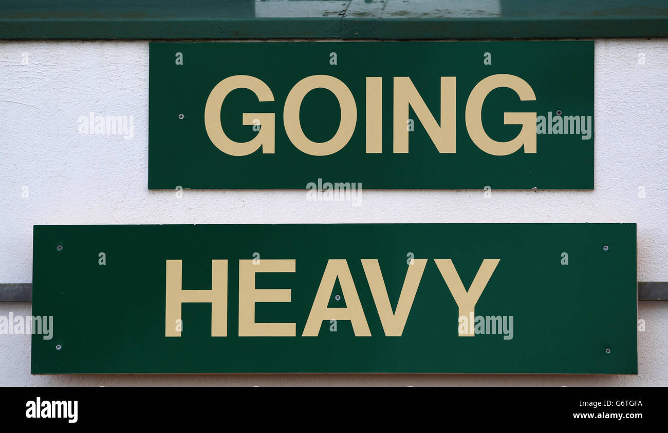 Blick auf die Schilder mit der Aufschrift „Going Heavy“ auf der Exeter Racecourse Während des Bathwick Tires Super Sunday auf der Exeter Racecourse Stockfoto