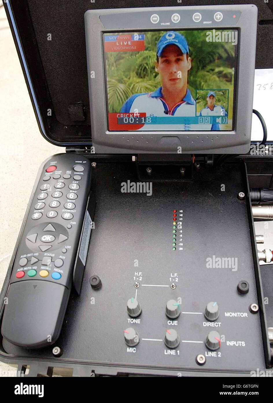 England Fast Bowler Simon Jones, gibt ein Live-TV-Interview nach London über eine Video-Satelliten-Telefon-Verbindung in Kingston, Jamaika. Stockfoto