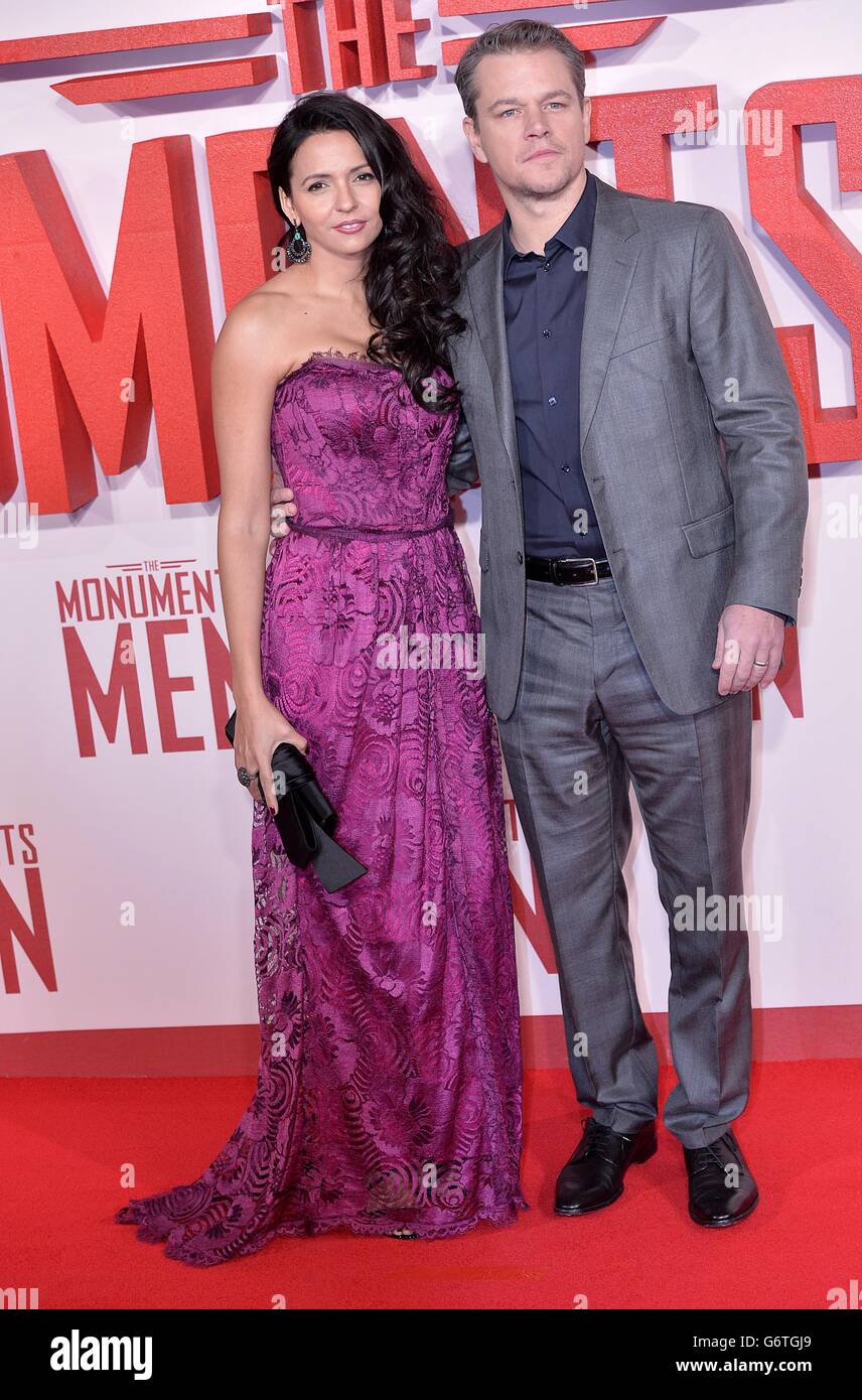 Matt Damon und seine Frau Luciana Barroso kommen zur britischen Premiere der Monuments Men am Odeon Leicester Square in London. Stockfoto