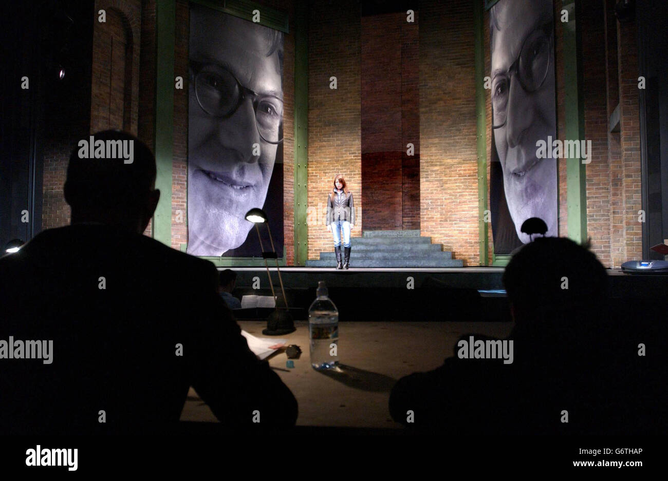 A Hopeful tritt bei offenen Vorspielen für das Hit-Musical Jerry Springer - The Opera im Cambridge Theatre im Londoner West End auf. Stockfoto