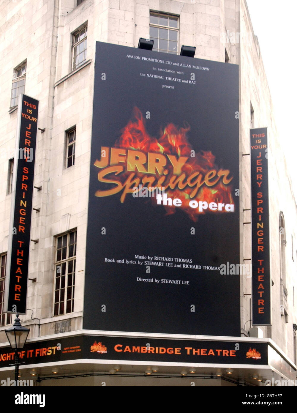 Das Hit-Musical Jerry Springer - The Opera im Cambridge Theatre im Londoner West End. 27/04/04: Jerry Springer - The Opera at the Cambridge Theatre in London's West End, March 8, 2004. Jerry Springer - die Oper hat ihren Platz am Broadway gebucht, wurde angekündigt. Das preisgekrönte West End Musical wird im Oktober 2005 in New York eröffnet. Jetzt ist die Suche nach der Hauptrolle - mit Harvey Keitel, Kevin Kline und Springer selbst alle werden gewogen, um den Chat-Show-König zu spielen Stockfoto