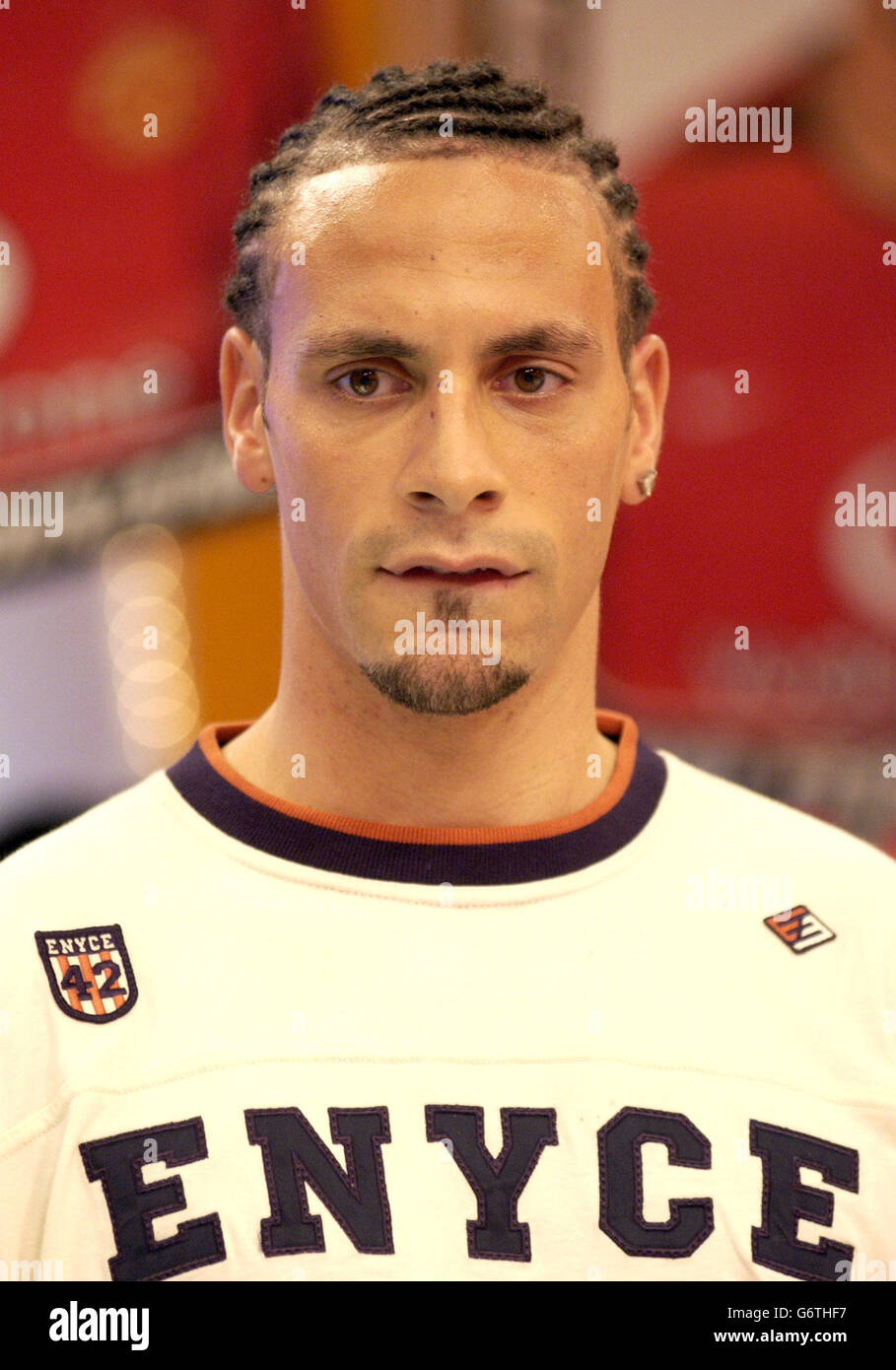 Manchester United Fußballspieler Rio Ferdinand während seines Gastauftritts  auf MTV's TRL UK, in den MTV Studios in Camden, Nord London Stockfotografie  - Alamy