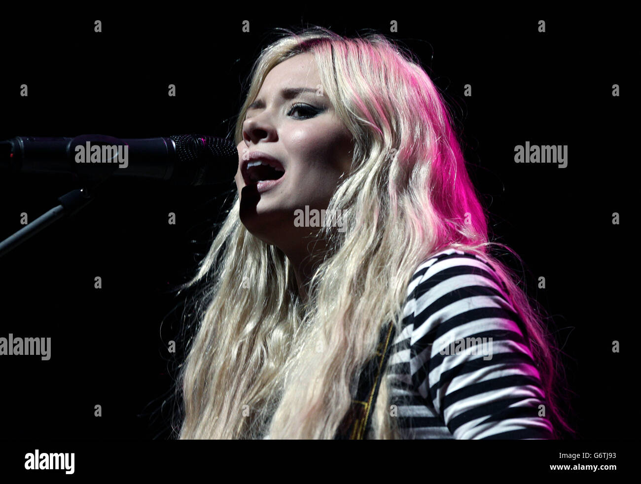 Sängerin Nina Nesbitt tritt auf der Bühne während des Charlton Athletic Community Trust Concert - in Partnerschaft mit Help A Capital Child - in der IndigO2 O2 Arena in London auf. Stockfoto