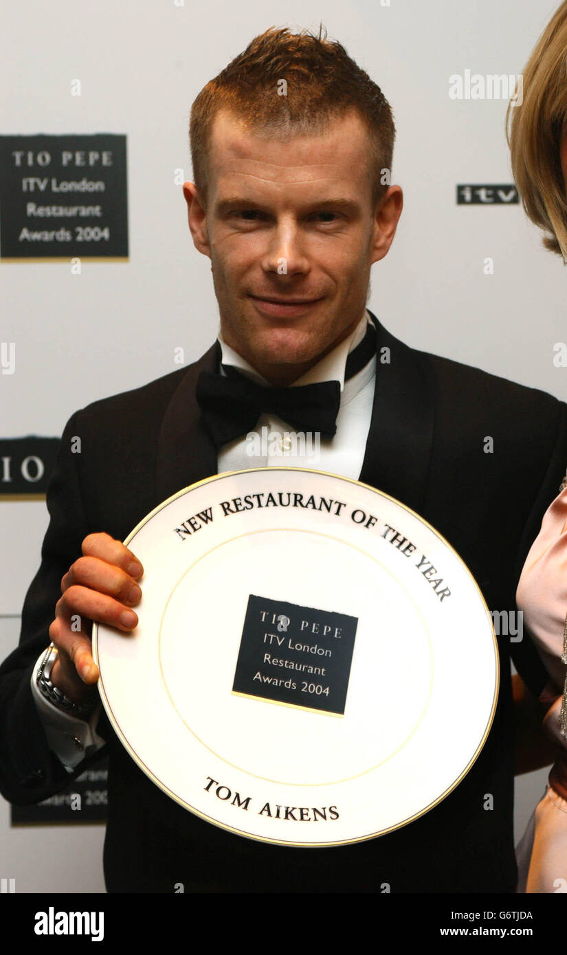 Tom Aikens mit seiner Auszeichnung für das neue Restaurant des Jahres während der Tio Pepe Carlton TV Restaurant Awards, Grovesnor House Hotel, Central London. Stockfoto
