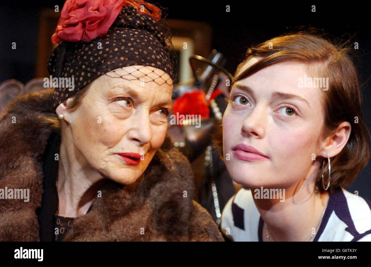 Die Schauspielerinnen Camilla Rutherford (rechts) und Ann Fairbank bei den Proben für "3 Women" in den Riverside Studios in West London. Das Stück, von Catherine Anne, Premiere in Riverside Studios heute Abend für eine dreiwöchige Saison bis Samstag, 27. März 2004. Stockfoto