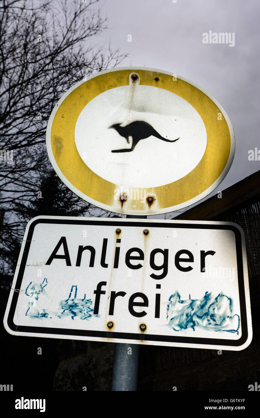 Straßenschild "Roadblock" mit Malerei eines Kängurus, Radebeul, Deutschland, Sachsen, Sachsen, Stockfoto