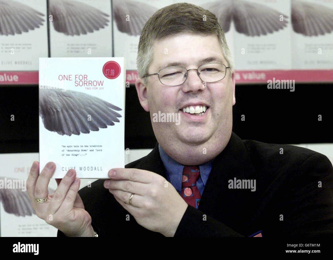 Sainsbury's Fruit and Veg Manager Clive Woodall, 47, hält sein Debutbuch "One for Sorrow" im Sainsbury's Supermarket in Hitcham, Hertfordshire, nachdem er das Buch für 1 Million Dollar an Disney verkauft hatte. Franc Roddam, Direktor des Kultklassikers Quadrophenia und Produzent zahlreicher TV-Shows, kaufte die Rechte und verkaufte sie dann an Disney, nachdem er das Manuskript von seinem Bankmanager gezeigt hatte, der wiederum ein Freund von Clive's Frau war. Stockfoto