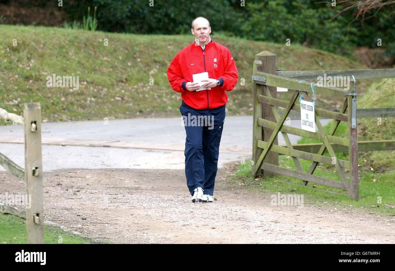 England-Trainer Sir Clive Woodward im Penny Hill Park, Bagshot, wo vor dem RBS 6 Nations-Spiel gegen Wales in Twickenham eine Trainingseinheit stattfand. Stockfoto