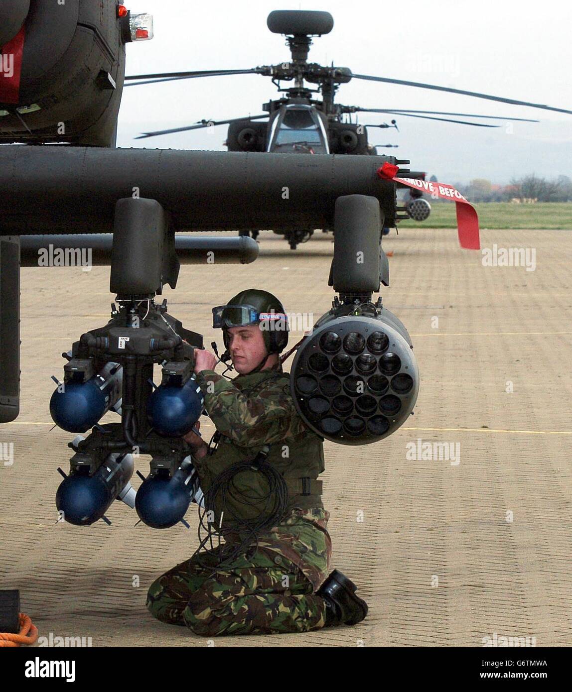 Ein Techniker überprüft die Hellfire-Raketen auf einem Apache AH Mk1-Hubschrauber des 9 Regiment Army Air Corps Fly, der auf dem Dishforth Airfield in der Nähe von Thirsk stationiert ist. Die Armee hat 67 Apaches gekauft, eine britische Version des amerikanischen Angriffshubschraubers, der durch seine Beteiligung an einer Reihe von jüngsten Konflikten zu einem bekannten Namen geworden ist; sie sind sowohl in Dishforth als auch mit 3 und 4 Regimentern in der Armee-Luftwaffe in Wattisham, Suffolk, stationiert. Stockfoto