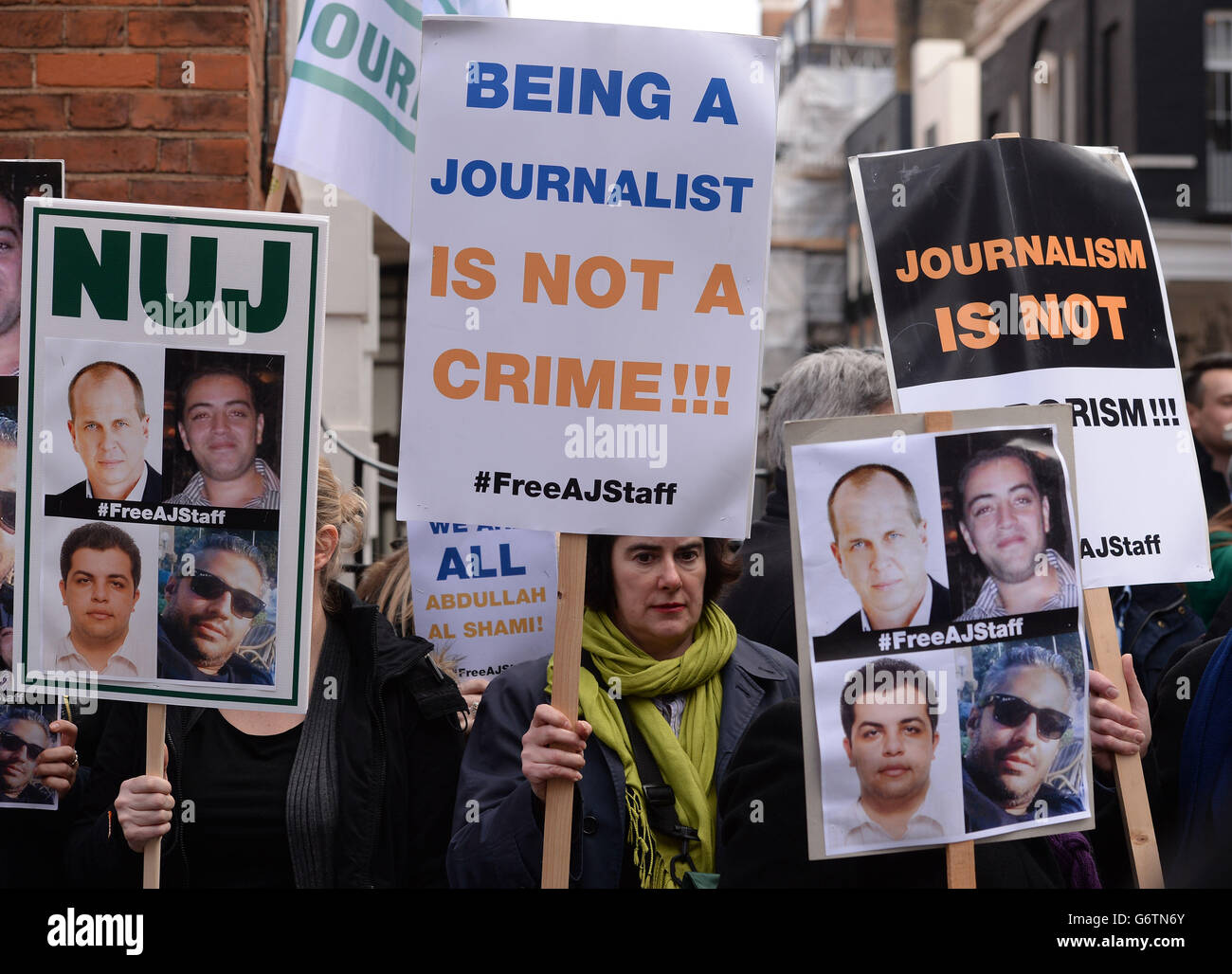 Demonstranten vor der ägyptischen Botschaft in London im Rahmen eines Aktionstages der NUJ, um die sofortige Freilassung inhaftierter Journalisten in Ägypten zu fordern. Stockfoto