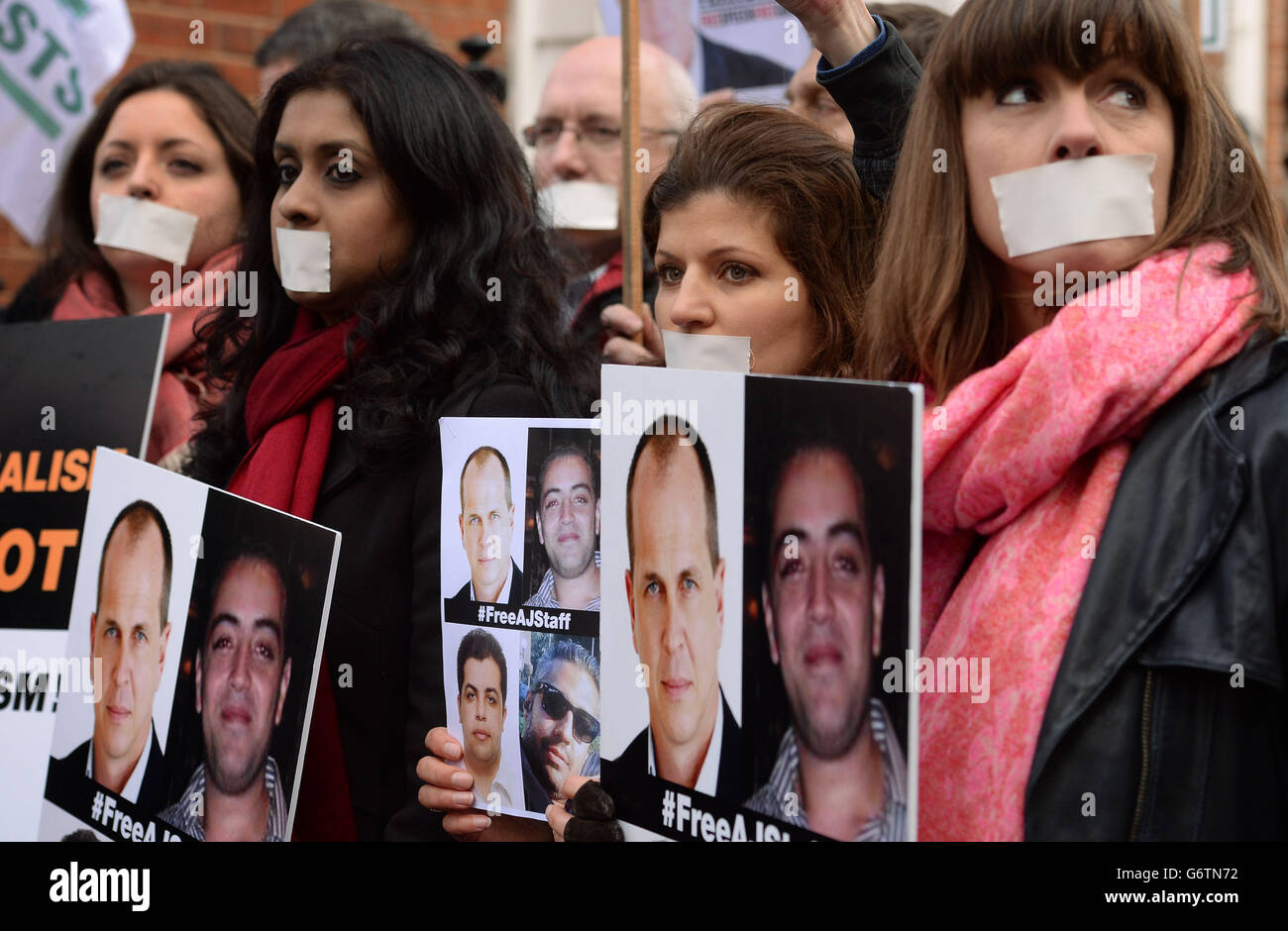Demonstranten vor der ägyptischen Botschaft in London im Rahmen eines Aktionstages der NUJ, um die sofortige Freilassung inhaftierter Journalisten in Ägypten zu fordern. Stockfoto