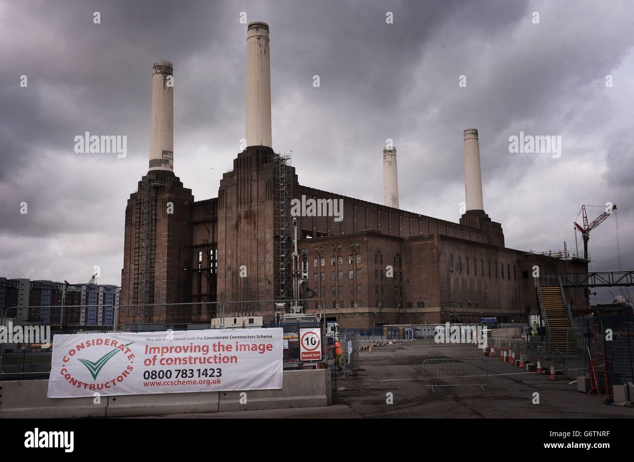 Das Battersea Power Station als Wohnungen, die auf dem Wahrzeichen in der Nähe der Themse in London gebaut werden, wird im Mai in den Verkauf gehen. Stockfoto