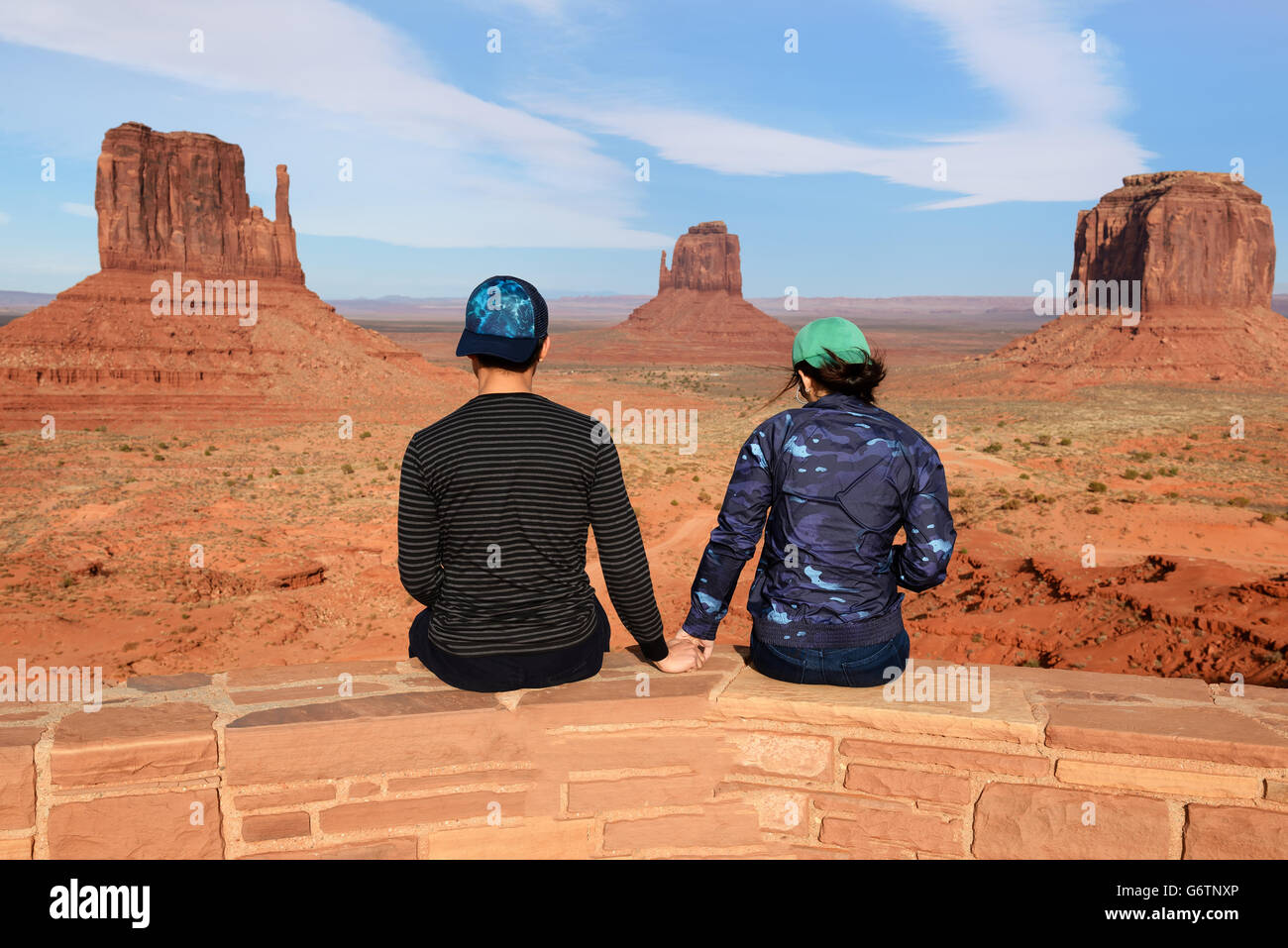 Paar von Reisenden, die Aufnahme mit berühmten malerischen Ort. Monument Valley, Arizona-Utah State Line, USA Stockfoto