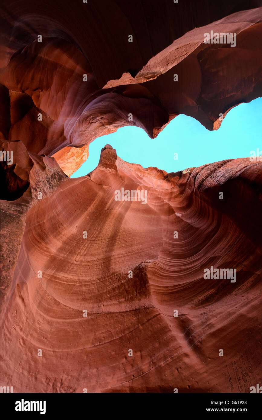 Roter Sand Felsen ausgehöhlt durch Wasser und Wind in der Berghöhle, Antelope Canyon, Arizona, USA Stockfoto
